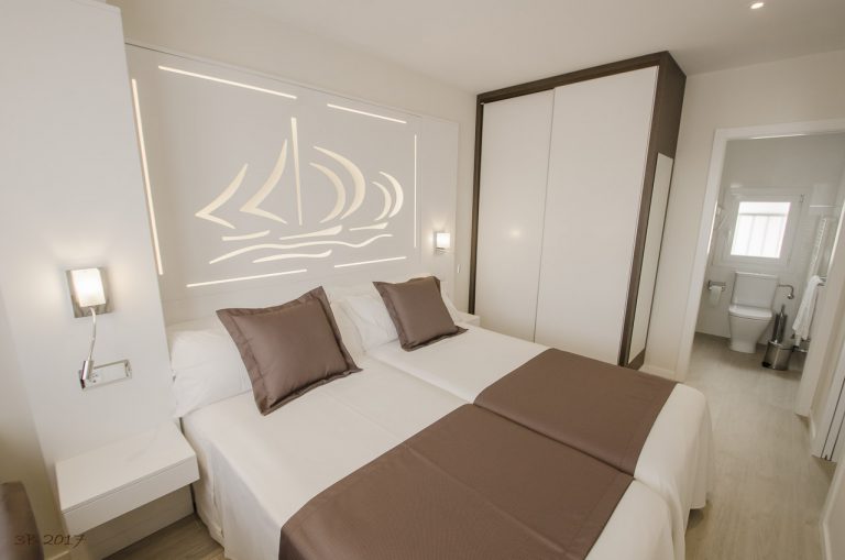 habitacion-con-armarios-apartamentos-ponent-paguera