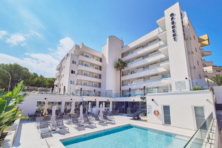 piscina-con-tumbomas-apartamentos-ponent-paguera