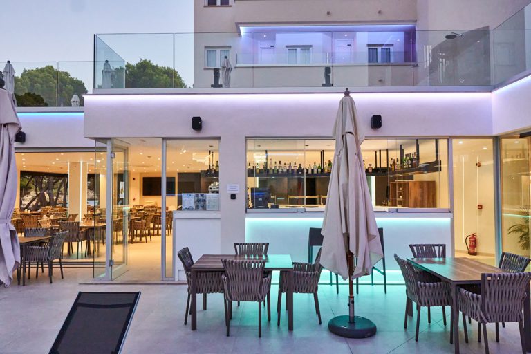 terraza-exterior-bar-apartamentos-ponent-paguera